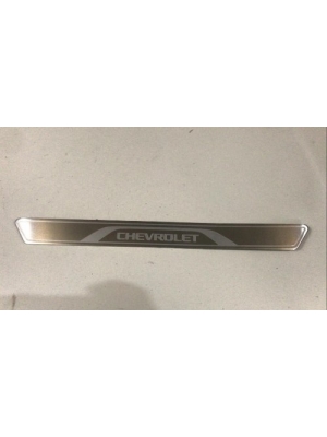 Emblema Pisante Porta Dianteira Chevrolet Tracker 2015